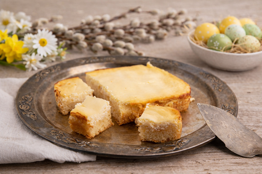 Aprikoosirahkamurokakku pääsiäiseen kahvipöytään