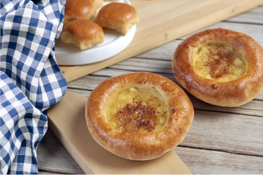 Omenakanelipulla – pehmeä pullapohja, makea omenatäyte ja kanelin lämpö. Klassinen herkku kahvihetkiin ja syksyn tunnelmaan.