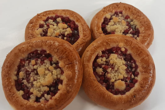 Puolukkakinuskipulla 2 kpl – pehmeä pulla, raikkaat puolukat, täyteläinen kinuski ja rapea muruseos. Täydellinen herkku kahvihetkeen.