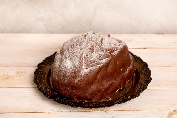 Käpykakku – perinteinen suomalainen suklaakuorrutettu juhlakakku kävyn muotoisena