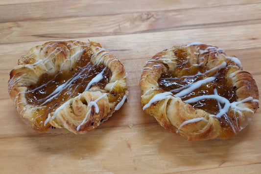 Lakkawiener – rapea lehtitaikina ja täyteläinen lakkatäyte, kuorrutteella viimeistelty herkku kahvihetkeen ja juhlapöytään.