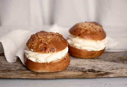 Laskiaispulla mantelimassalla ja kermavaahdolla