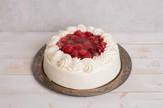 Mansikkakermakakku – perinteinen juhlakakku mansikkahillolla ja kermavaahdolla