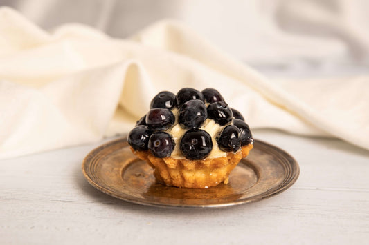 Mustikkakori – rapea pohja, vaniljakreemi ja tuoreet mustikat. Suussa sulava herkku kahvipöytään. Myydään 2 kappaleen erissä.