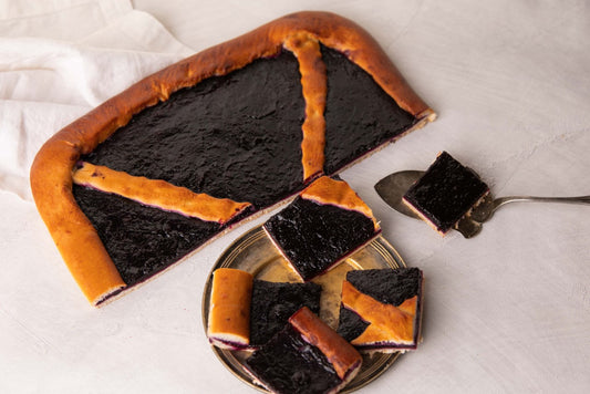 Mustikkapiirakka – perinteinen suomalainen herkku. Pehmeä pullapohja ja runsas mustikkatäyte, sopii kahvihetkiin ja juhlapöytään.