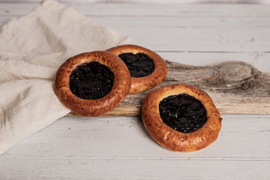 Mustikkapulla – pehmeä pulla ja runsas mustikkatäyte. Suomalaisen kahvipöydän klassikko ja marjaisa herkku arkeen ja juhlaan.