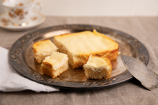 Mehevä persikkarahkamurokakku pehmeällä rahkatäytteellä