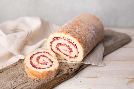 Puolukkakreemi kääretorttu 450 g. Pehmeä kääretorttupohja ja raikas puolukkakreemi. Sopii kahvipöytään, jälkiruoaksi ja juhlahetkiin.