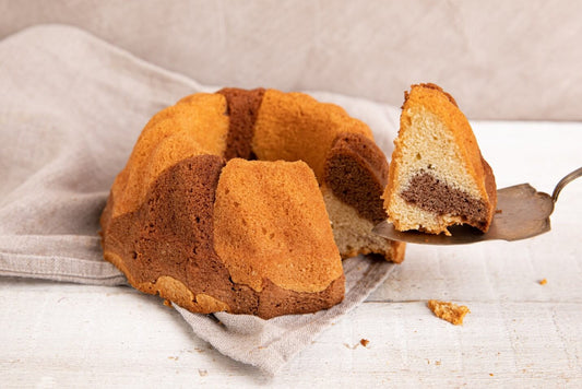 Tiikerikakku – mehevä kuivakakku, jossa vaalea taikina ja suklainen raita