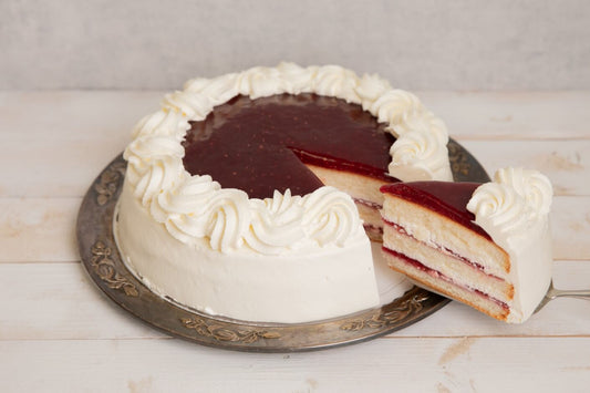 Vadelmakermakakku – raikas juhlakakku vadelmahillon ja kermavaahdon kera