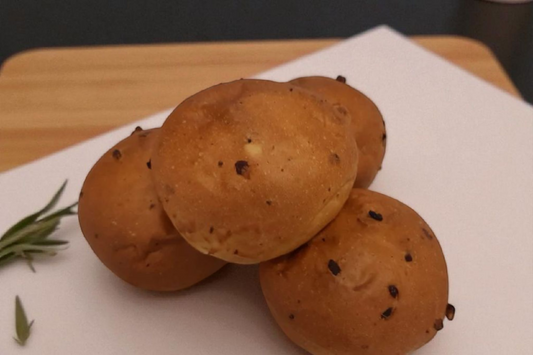 Kartanon herkkusämpylä 5 kpl, mehevä sämpylä porkkanasoseella, karpalolla ja cashewpähkinällä