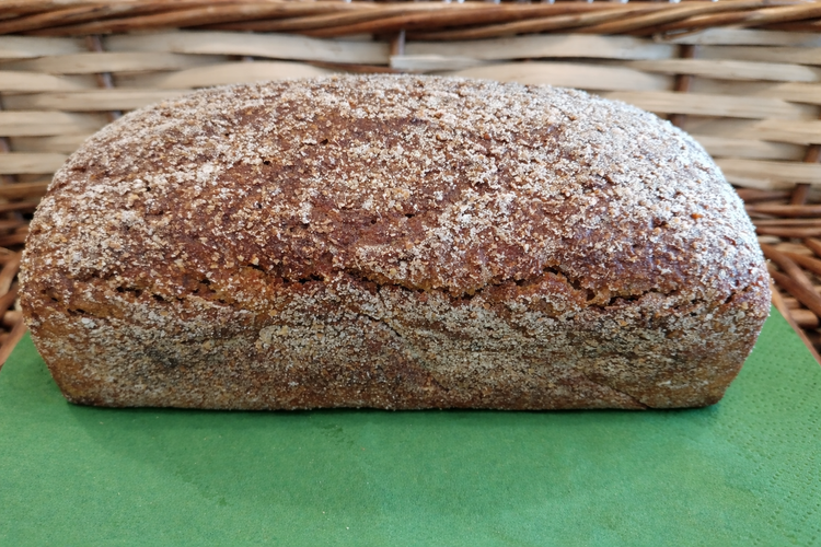 Hiivaton vuokaan leivottu ruisleipä, jossa täysjyväinen maku