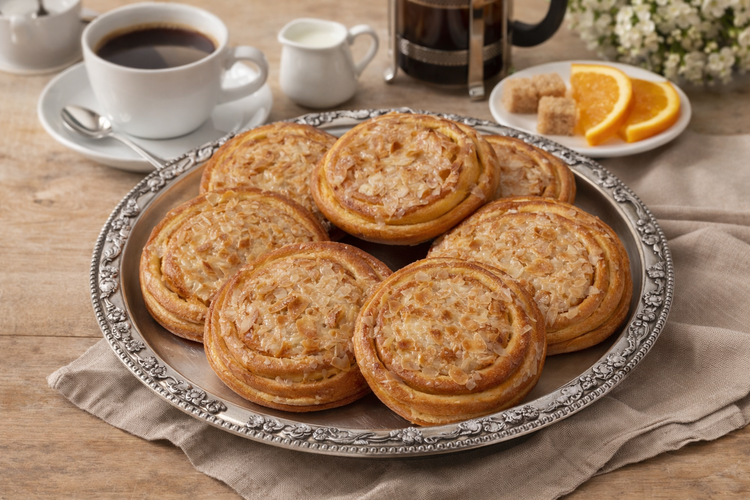 Pehmeä kardemummainen Tosca-appelsiinipulla, jossa appelsiininmakuinen täyte ja vaniljainen vivahde