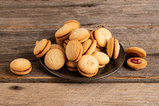 Herrasväenleipä vadelmamarmeladilla kahvipöydässä