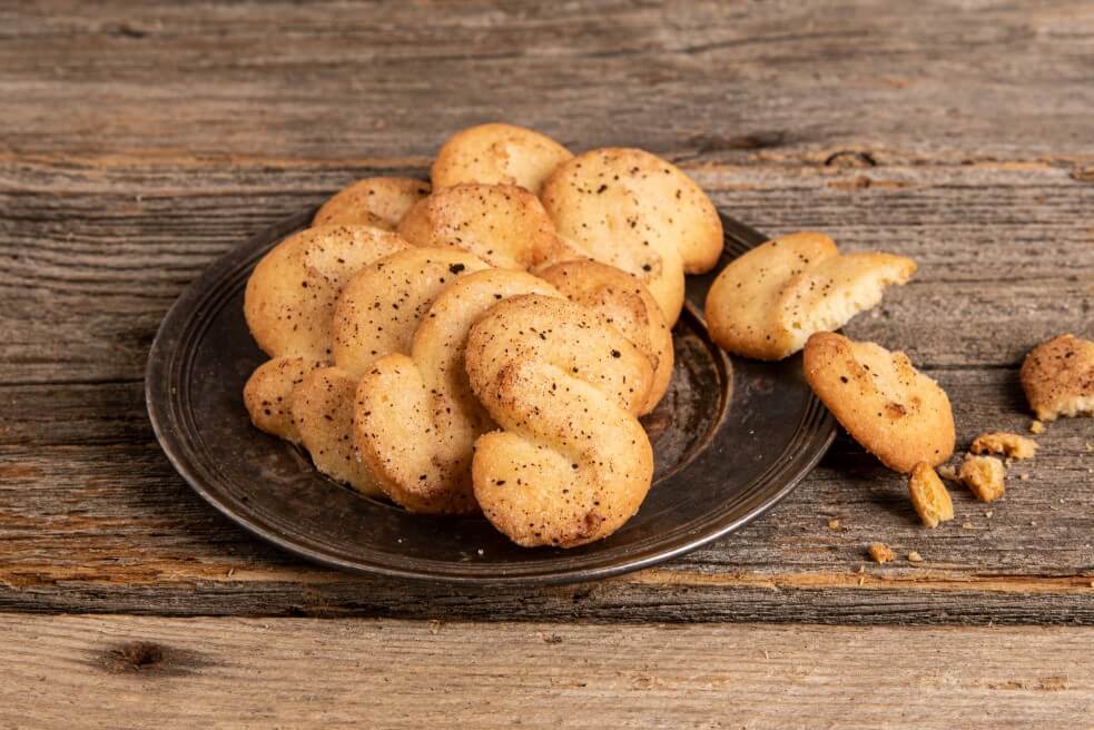 Kaneliässät rasissa  perinteinen suomalainen pikkuleipä