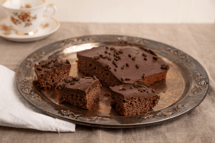 Suklaakakku – perinteinen mehevä kuivakakku suklaarouheella ja kaakaokuorrutuksella