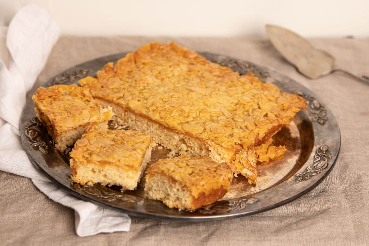 Toscakakku – mehevä kuivakakku, jonka päällä paahdetut mantelilastut ja toscamassa