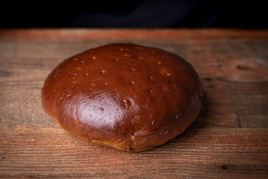 Mausteinen pääsiäislimppu pääsiäisen kattauksessa